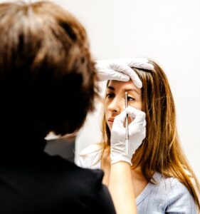 Wenkbrauwen modelleren en shapen